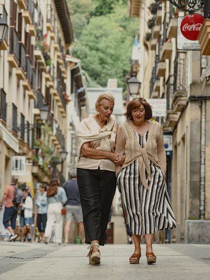 Elena Irureta como Bittori (izquierda) y Ane Gabarain como Miren: las protagonistas de la serie 'Patria' paseando por la Parte Vieja de San Sebastián.