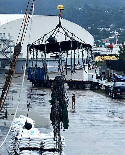 Un dispositivo de concentración de peces (fads, por sus siglas en inglés) cuelga de una grúa junto al barco Jai Alai en el puerto de Victoria (Seychelles).