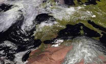 Imagen del satétite Meteosat facilitada por la Aemet que anuncia para este sábado lluvias y tormentas en todo el país, salvo en Extremadura y Andalucía occidental.