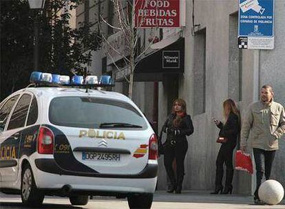 Prostitutas y policías conviven en la calle Desengaño, donde a las cámaras se ha sumado una mayor vigilancia.
