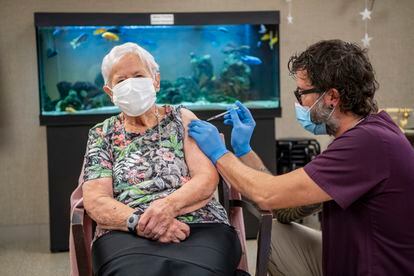Una mujer recibe la vacuna de Pfizer-BioNTech en Lucerna, Suiza, esta mañana.