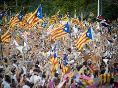 Miles de manifestantes participan en la Diada el 11 de septiembre en Barcelona.