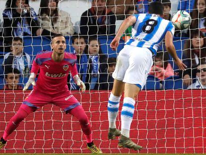 Merino anota el primer gol de la Real ante el Valencia.