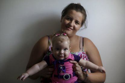Talita Araujo da Silva, de 23 años, posa con su hija Heloa Vitoria, de 4 meses de edad, que es su segundo hijo y nacido con microcefalia, en el hospital Pedro I en Campina Grande, Brasil.