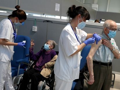Vacunación a mayores de 80 años en el Hospital Isabel Zendal, el pasado 17 de marzo en Madrid.