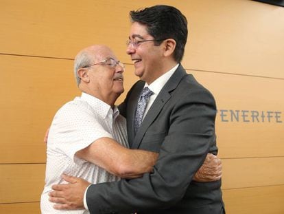 El nuevo presidente del Cabildo de Tenerife, Pedro Martín,abraza al ex presidente del Cabildo José Segura.