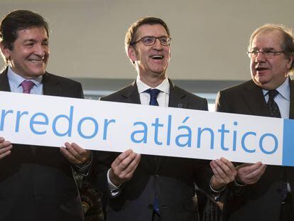 Fernández, Feijóo y Herrera, este lunes en Santiago reclamando inversiones ferroviarias.