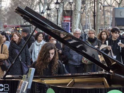 Una de las pianistas que tocaron en el paseo de Gràcia de Barcelona ayer.