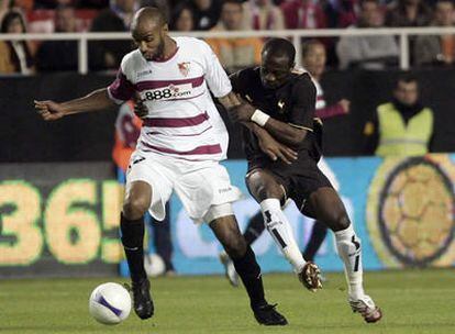 Kanouté disputa un balón con Zokora en el partido de ida en Sevilla