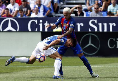 El jugador del Leganés Unai Bustinza i Neymar, del FC Barcelona, durant el partit de La Lliga que tots dos equips han disputat avui.