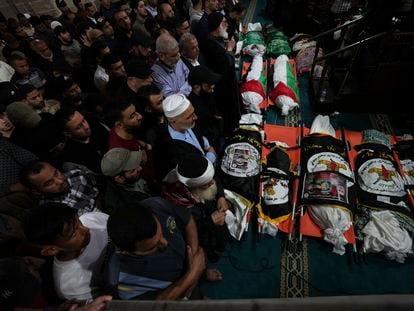 Funeral por 10 palestinos muertos en bombardeos israelíes, este martes en la mezquita Omari, en Gaza.