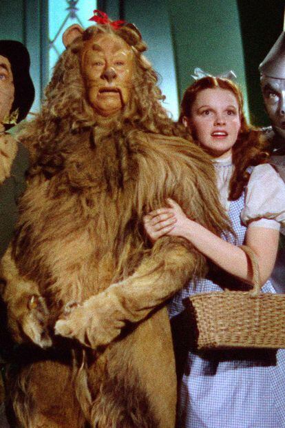 Bert Laht y Judy Garland, El mago de Oz - 

El disfraz del León Cobarde visto en el filme de 1939 salió de la subasta por dos millones y medio de euros en 2014, después de ser descubierto por casualidad en un almacén abandonado de la Metro Goldwyn Mayer. El traje fue confeccionado con auténtica piel de león y tenía un peso cercano a los 25 kilos. Un año después, el vestido de cuadros azules y blancos de Dorothy era adquirido en una puja neoyorquina por un millón trescientos mil euros.