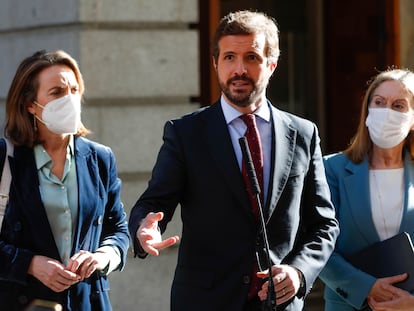 El líder del PP, Pablo Casado, en el patio del Congreso tras el último pleno de 2021.