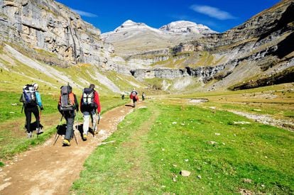 Varios excursionistas caminan por la senda que conduce al circo de Soaso, en el corazón del parque nacional de Ordesa y Monte Perdido, en el Pirineo oscense.