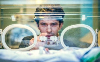 Adam K(Ben Whishaw) és víctima d’un sistema que trinxa els metges.