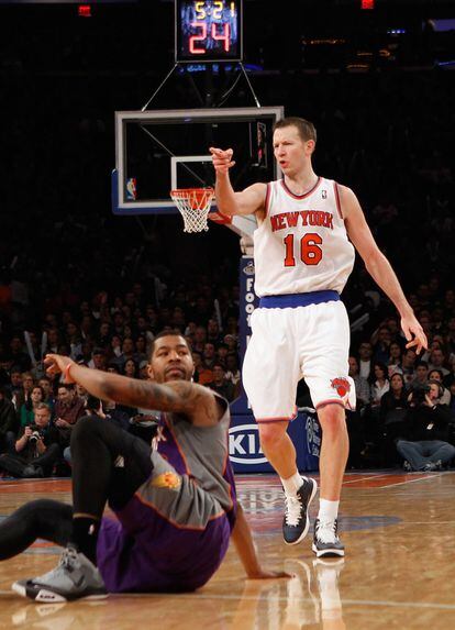 Novak, de los Knicks, recrimina una acción durante el pulso ante los Suns.