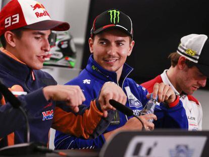 Lorenzo mira a M&aacute;rquez, que gesticula, en la conferencia de prensa del GP de Gran Breta&ntilde;a.