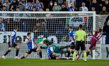 Adnan Januzaj marca el gol de la Real Sociedad en el partido (1-1) que enfrentó a los donostiarras con el Alavés en Mendizorroza.