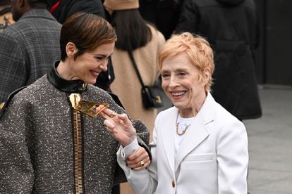 Sarah Paulson y Holland Taylor en un desfile de Louis Vuitton en la última semana de la moda en París.