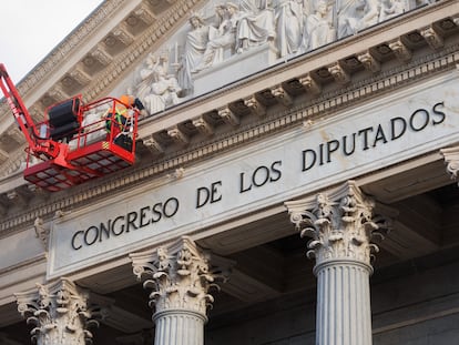 Una grúa trabajaba el martes en la fachada del Congreso de los Diputados.
