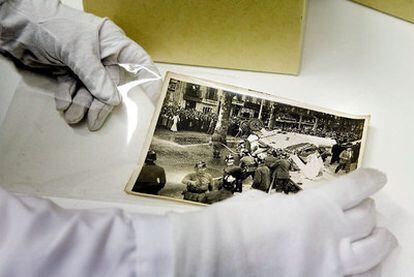 Un técnico del Archivo Nacional maneja una fotografía de Josep Brangulí.