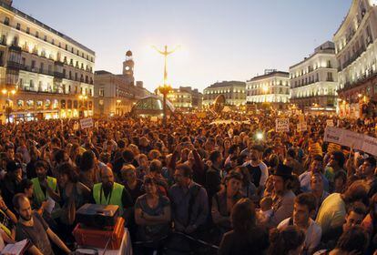 Tras una manifestación por las calles de la capital, la Puerta del Sol ha vuelto a ser el centro de las protestas de los indignados, y de nuevo el sitio escogido para terminar la jornada con una nueva asamblea multitudinaria.