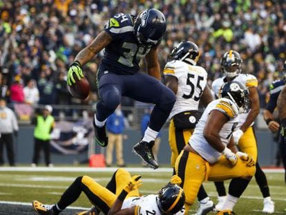 Thomas Rawls (34) celebra un touchown para los Seahawks de Seattle. 