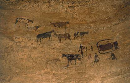 Pintura rupestre con una escena cotidiana con el ganado en el Neolítico, en  Tassili n’Ajjer (Argelia). 