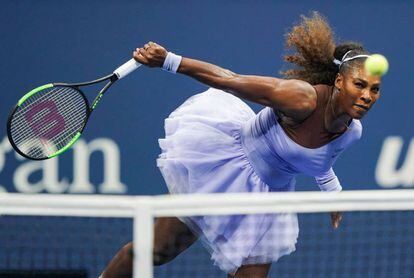 Serena Williams sirve durante el partido contra Sevastova en Nueva York.