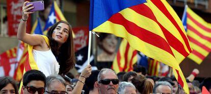 Una joven se hace una foto en la Meridiana de Barcelona donde esta tarde se está celebrando la manifestación con motivo de la Diada.