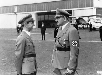 Hitler (derecha) habla con Joseph Goebbels en el aeropuerto Tempelhof, en Berlín.