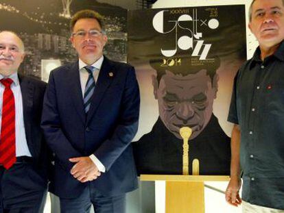 El director del Festival Internacional de Jazz de Getxo, Iñaki Saitua, a la derecha, el alcalde de Getxo, Imanol Landa (centro), y Gorka Martínez, de la Fundación BBK, este martes ante el cartel del festival. 