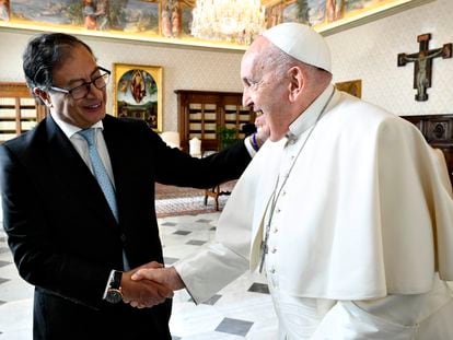 Gustavo Petro saluda al Papa Francisco en el Vaticano, el 19 de enero.