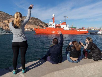 Familiares de los marineros del Hespérides se despiden de sus familiares en Cartagena, el 30 de diciembre, antes de parar en Canarias.