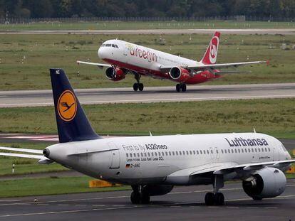 Un avi&oacute;n de Lufthansa y otro de Air Berlin en el aeropuerto de D&uuml;sseldorf.