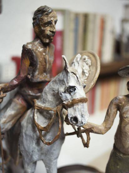 Una de las muchas figuritas de Don Quijote y su caballo Rocinante que posee De Luca.