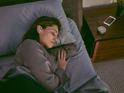 Una mujer descansa gracias a los auriculares Bose Sleepbuds, que ayudan a conciliar el sueño.