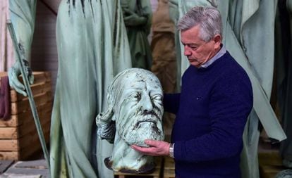 El experto en patrimonio Patrick Palem sujeta la cabeza de la escultura de Viollet-le-Duc, arquitecto que reformó Notre Dame en el siglo XIX, que hasta hace días estaba expuesta en la catedral.