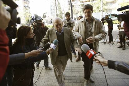 Jordi Pujol Soley envoltat de periodistes en sortir, ahir, de casa seva a Barcelona.