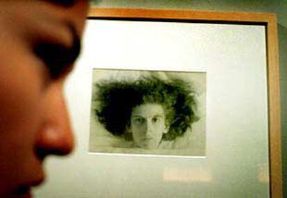 Una joven mira un autorretrato de Claude Cahun, fechado en 1915, que se exhibe en la exposición del IVAM inaugurada ayer.