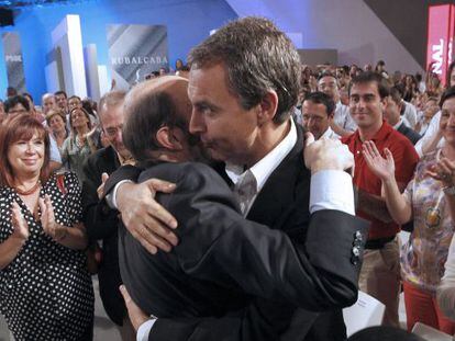 Rubalcaba y Zapatero se abrazan en el acto de proclamación del candidato. 