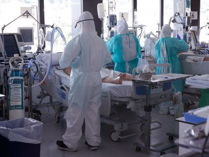Sanitarios y enfermos en la unidad de curas intensivas del Hospital Vall d'Hebron de Barcelona.