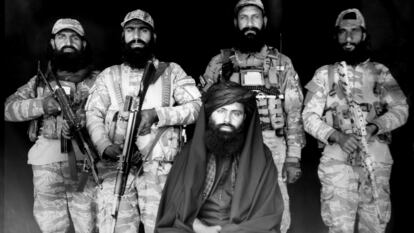 El comandante talibán Mazlumyar posa rodeado de guardias de seguridad que trabajan en el departamento de Migración, el pasado 28 de agosto, en Kabul.