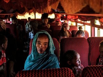 Desplazados etíopes, camino de un campo de refugiados en Sudán.