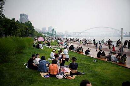 La gente pasa tiempo al aire libre en un parque junto al río, este miércoles. Las autoridades anunciaron que el bloqueo de Shanghái se produciría de manera escalonada y que duraría un máximo de cuatro días, pero ese aislamiento llegó a extenderse oficialmente durante dos meses.