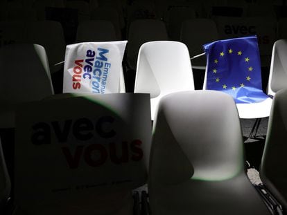 Banderas de la UE y de la campaña de Emmanuel Macron, el 2 de abril en Nanterre tras un mitin electoral del presidente.