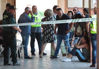 Cordón policial en torno a la vivivienda donde se ha cometido el crimen.