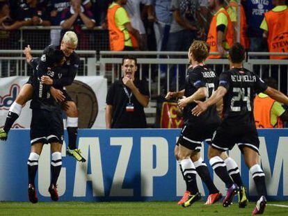 Los jugadores de la Real celebran el gol de Griezmann. 