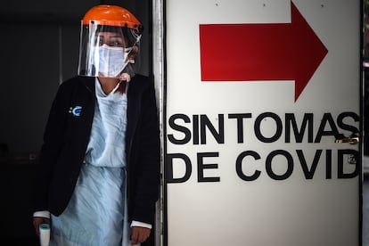 AME2657. BUENOS AIRES (ARGENTINA), 26/04/2021.- Un trabajador de salud hace guardia en un área de emergencia por covid-19 en una clínica de Buenos Aires el 26 de abril.
