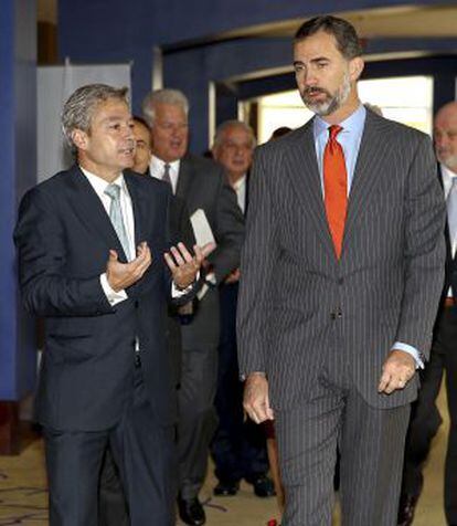 El Pr&iacute;ncipe Felipe, junto al consejero comercial en Miami, Mario Buisan.